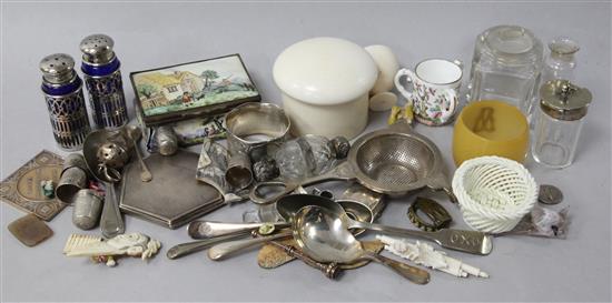 A group of assorted bijouterie including a 9ct gold overlaid propelling pencil, silver items, ceramics, glass and plated wares.